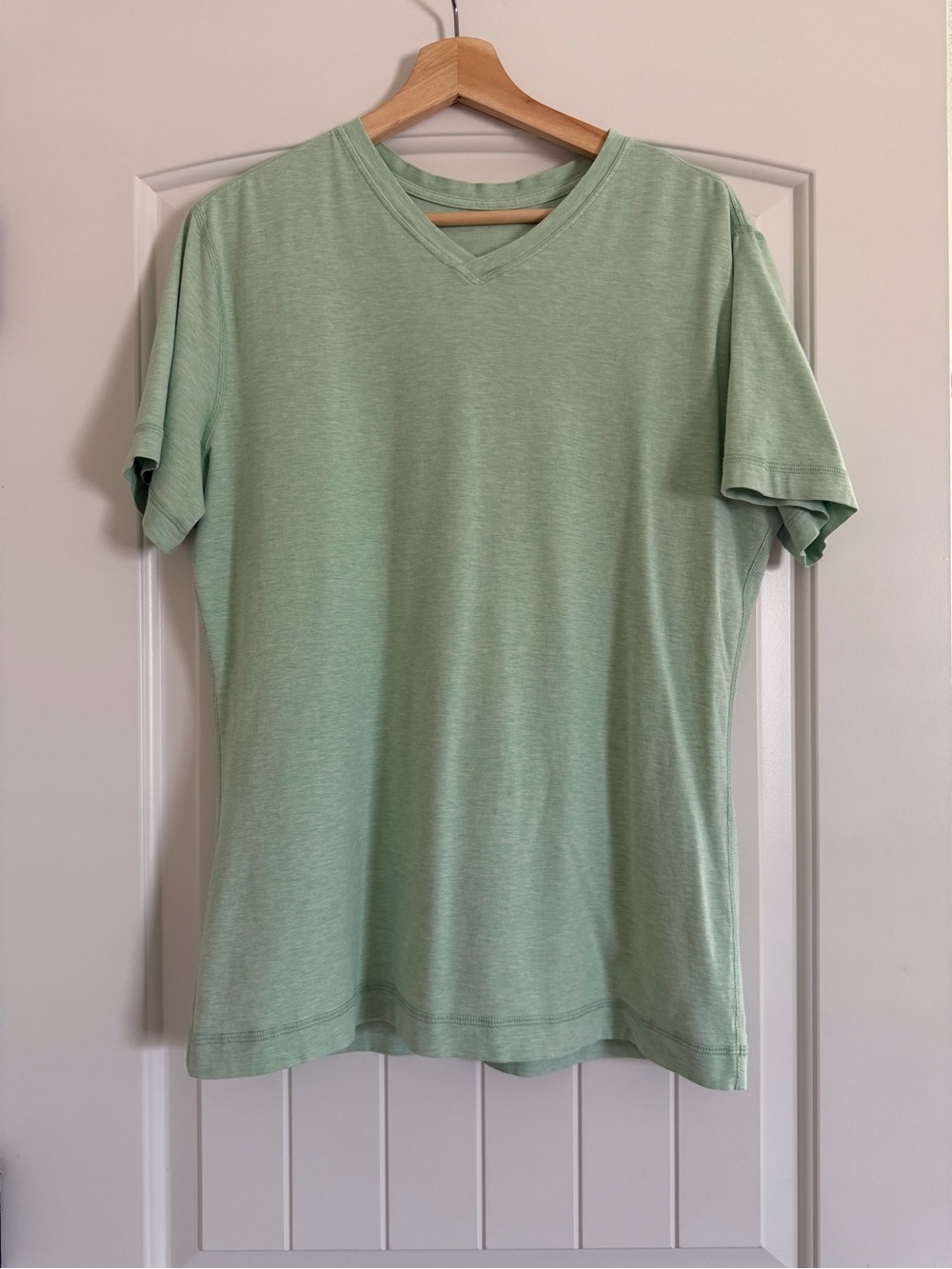 Lululemon Men's V-Neck Short Sleeve T-Shirt in Light Green Size Medium Running
